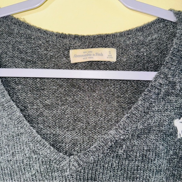 Abercrombie & Fitch V-Neck Wool blend Oversized Sweater ‎ - Women's - Picture 6 of 6